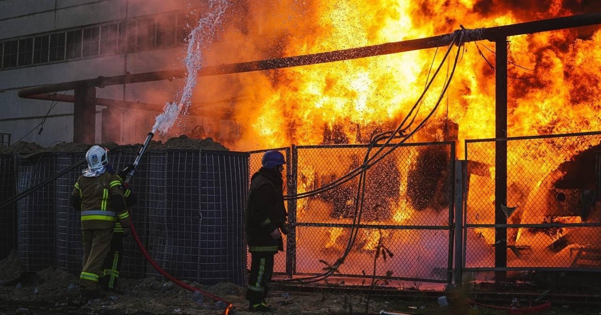 Внаслідок ранкового обстрілу об'єктів критичної інфраструктури Києва загинули люди