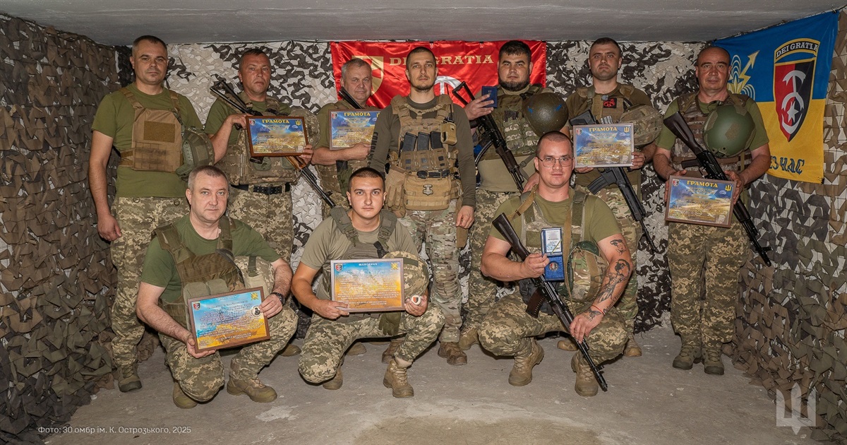 Командування 30 ОМБр нагородило кращих фахівців зв'язку до Дня військ зв'язку та кібербезпеки