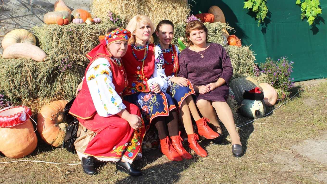 Ходив гарбуз по городу: як у Маломиколаївці започаткували новий фестиваль