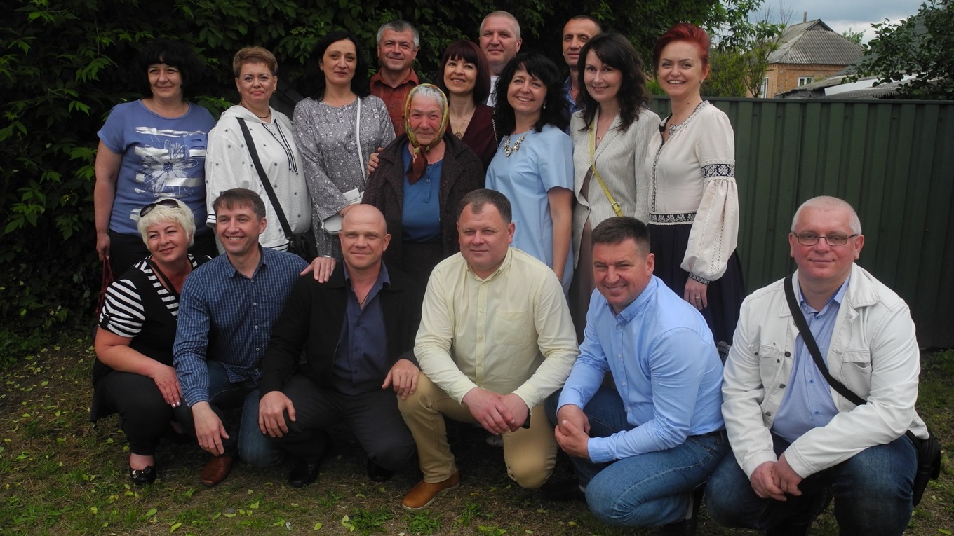 «Наша класна мама!» На 30-річчя після закінчення школи випускники навідали улюблену вчительку