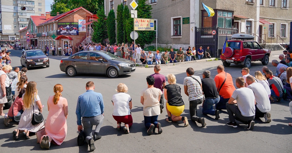 Жмеринка на колінах зустріла загиблого на війні Героя Руслана Байбарзу