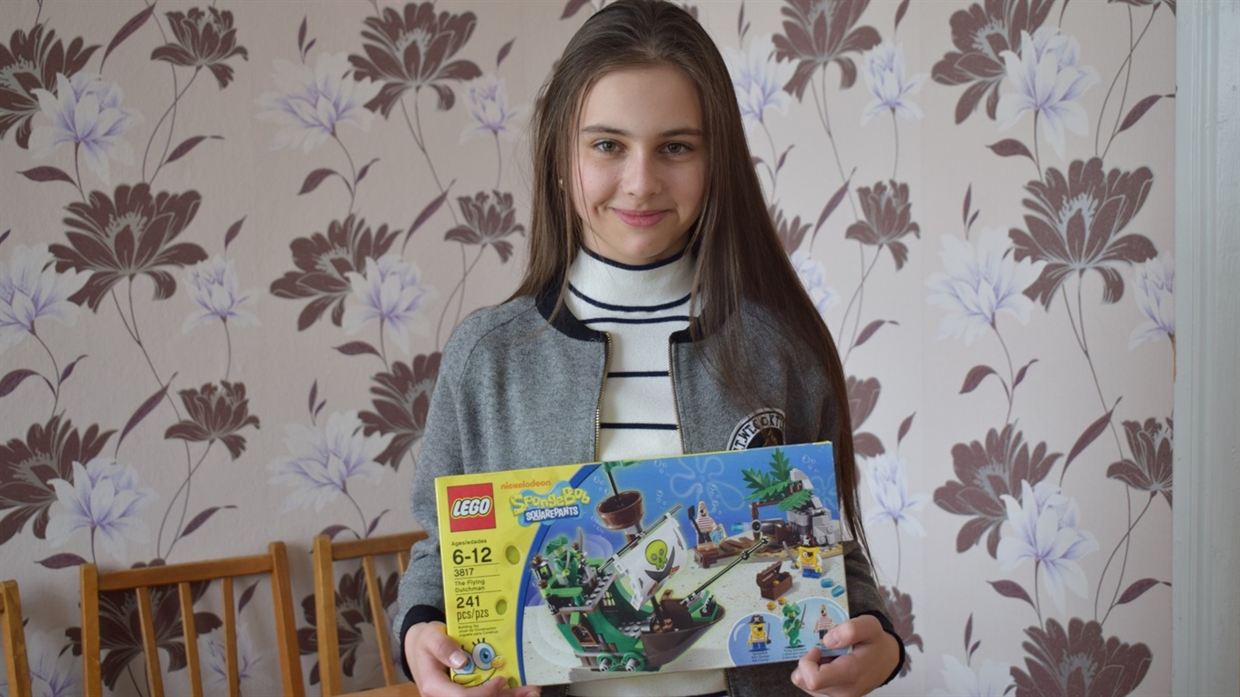 Марія Туровська із гімназії отримала набір LEGO від Захара Ліскового