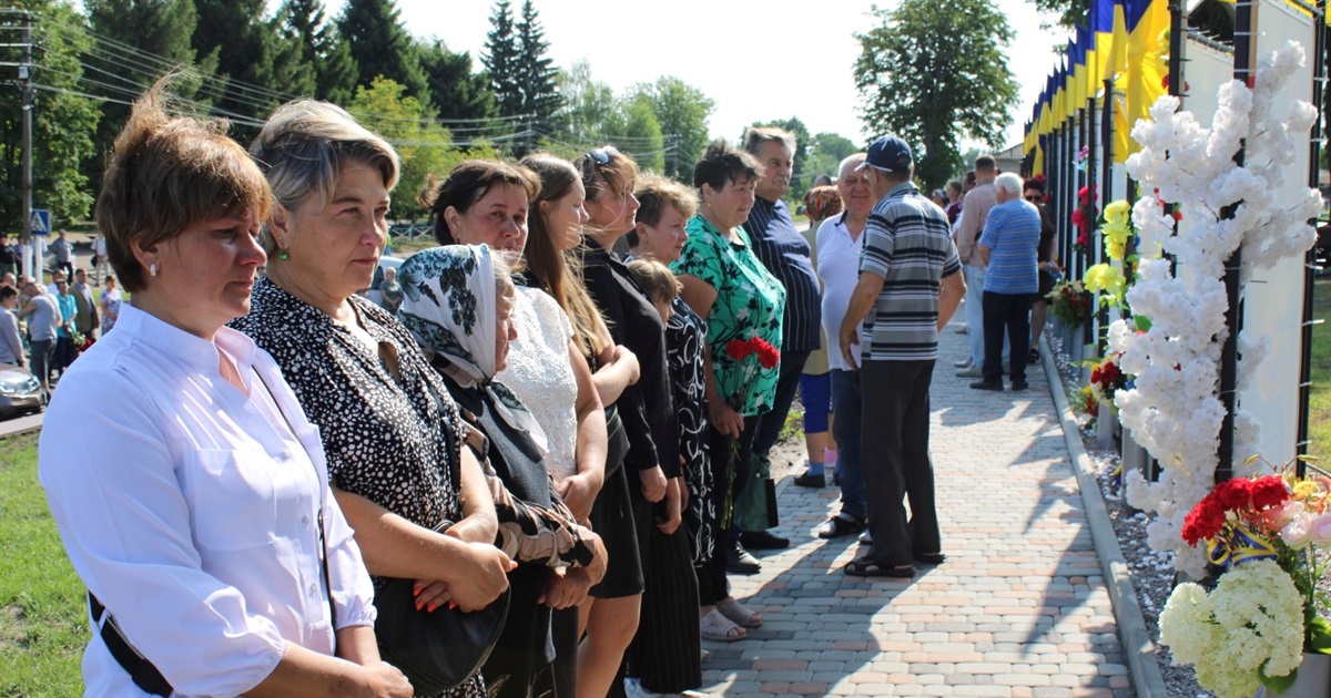 Вісім стел із портретами загиблих захисників відкрили на Алеї Героїв у Ташані