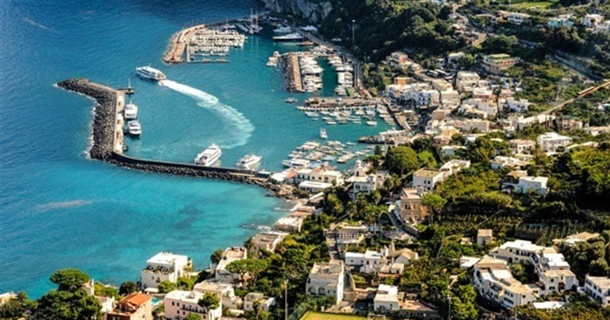 500 євро штрафу за звичайну пляшку. Що не можна брати на популярний італійський острів Капрі