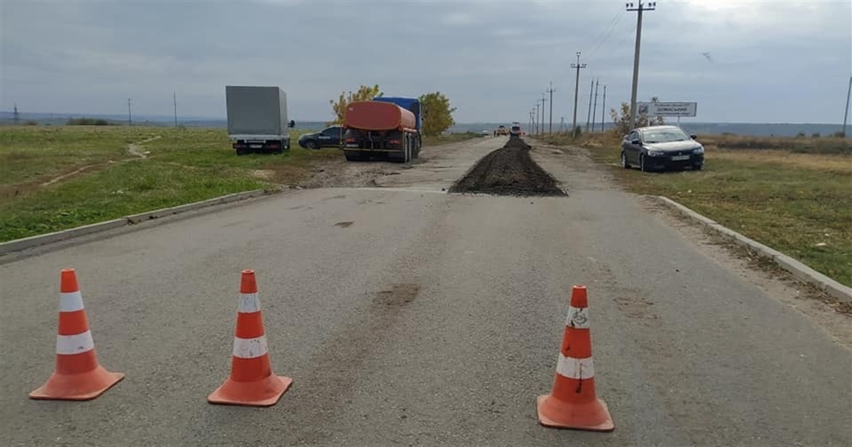 Відео дня: дорожники ремонтують дорогу з Лозової на Домаху