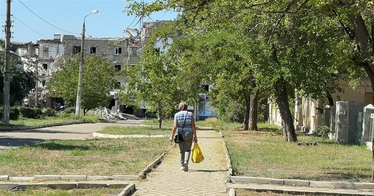 Стіни лопнули, тремтять, але стоять. Як живуть у Миколаївці — місті за 20 кілометрів від лінії боїв