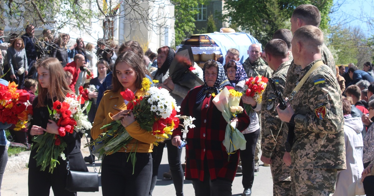 Йому відірвало руку, а осколки попали у спину, — Єлизавета про смерть свого Героя