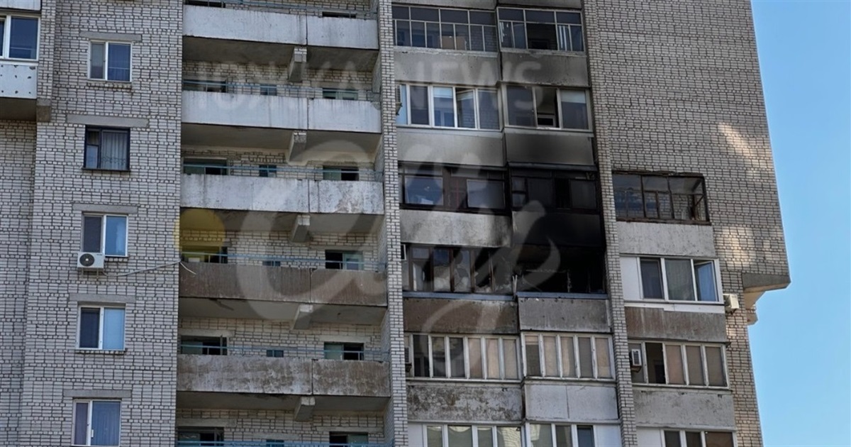 У Південноукраїнську вночі горіла висотка: пожежникам довелося прориватися крізь автівки у дворі