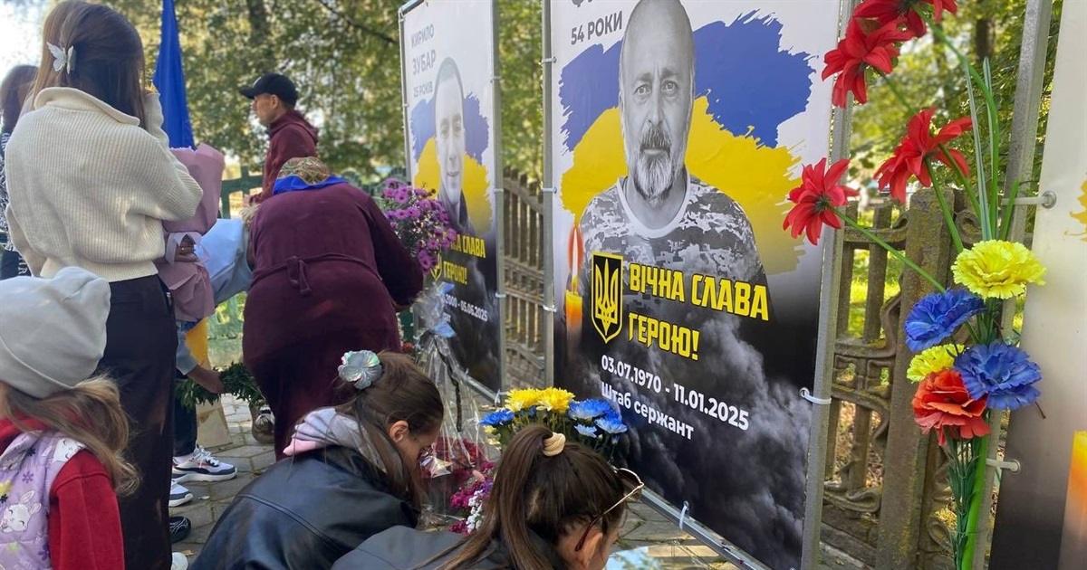 В Суслах та Івашківці на Алеях Слави Героїв додали банери з портретами загиблих воїнів