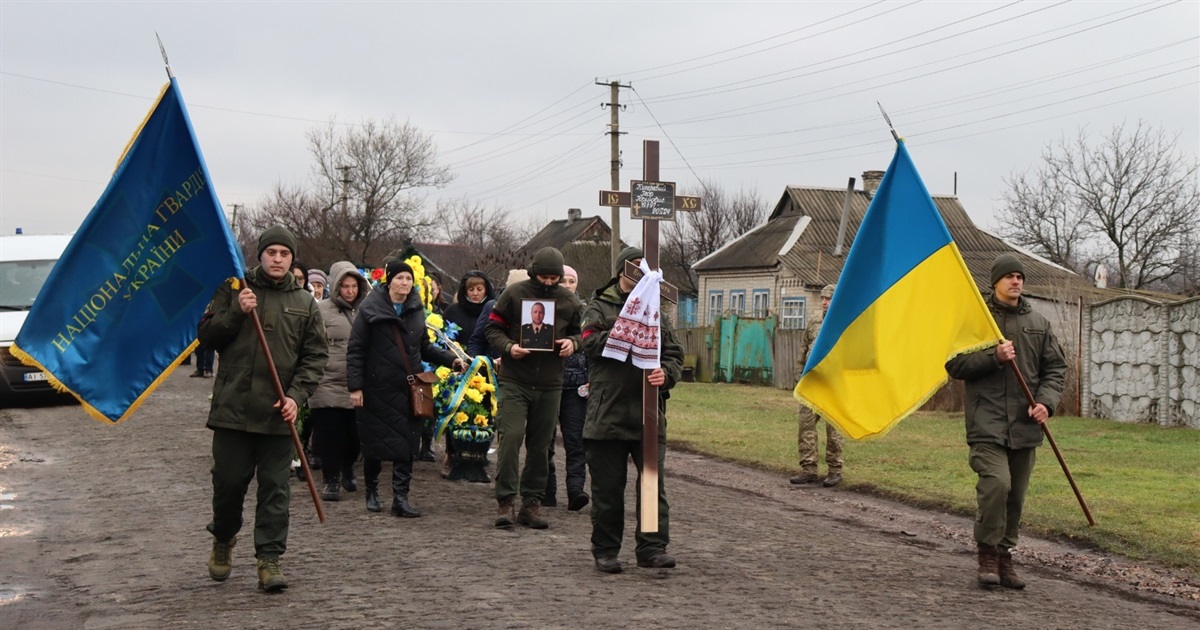 Останній шлях рідним селищем: у Петропавлівці прощалися із захисником Ігорем Кучерявим (ВІДЕО)