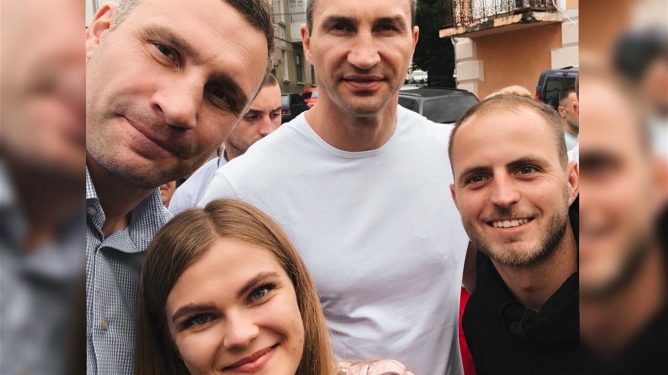Брати Клички придбали мед у подружжя кіцманчан — Лесі та Олександра Остапкевичів