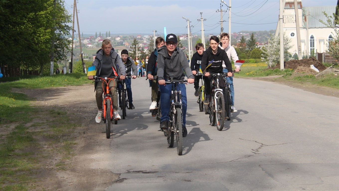 На велосипедах — вулицями міста. У місті Городок ліцеїсти організували велопробіг