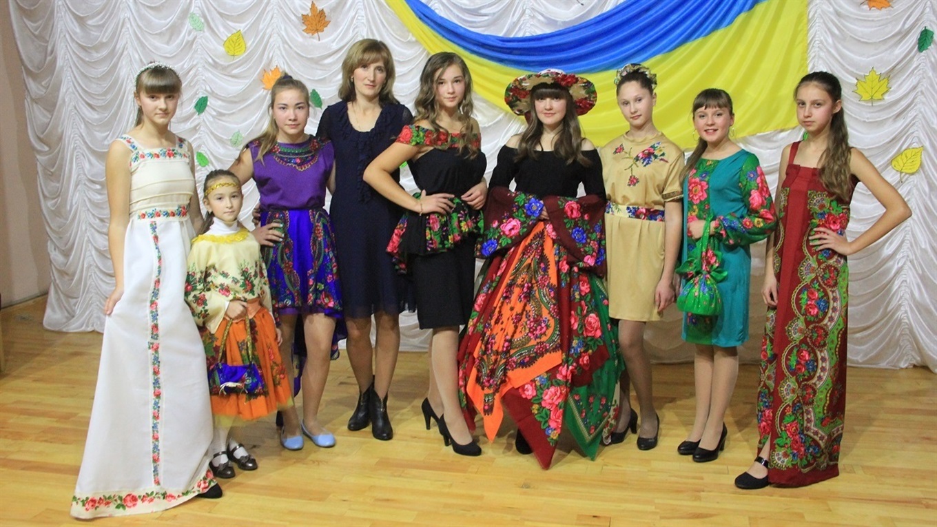На День села у Писарівці юні модниці представили колекцію суконь з хусток