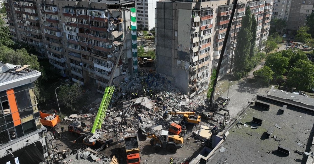 У Києві внаслідок нічної ворожої атаки загинули четверо дорослих та одна дитина, зруйновано під'їзд