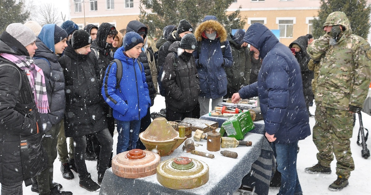 Старшокласники побували у військовій частині, аби побачити, як шукають та знешкоджують вибухівку