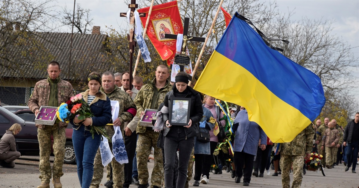 Небо плакало разом з людьми: громада Браїлова прощалася із Героєм Дмитром Вигрівачем