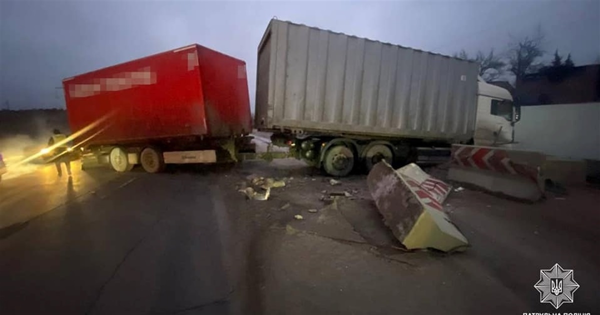 Рух транспорту на трасі Київ-Чоп ускладнений через автотрощу
