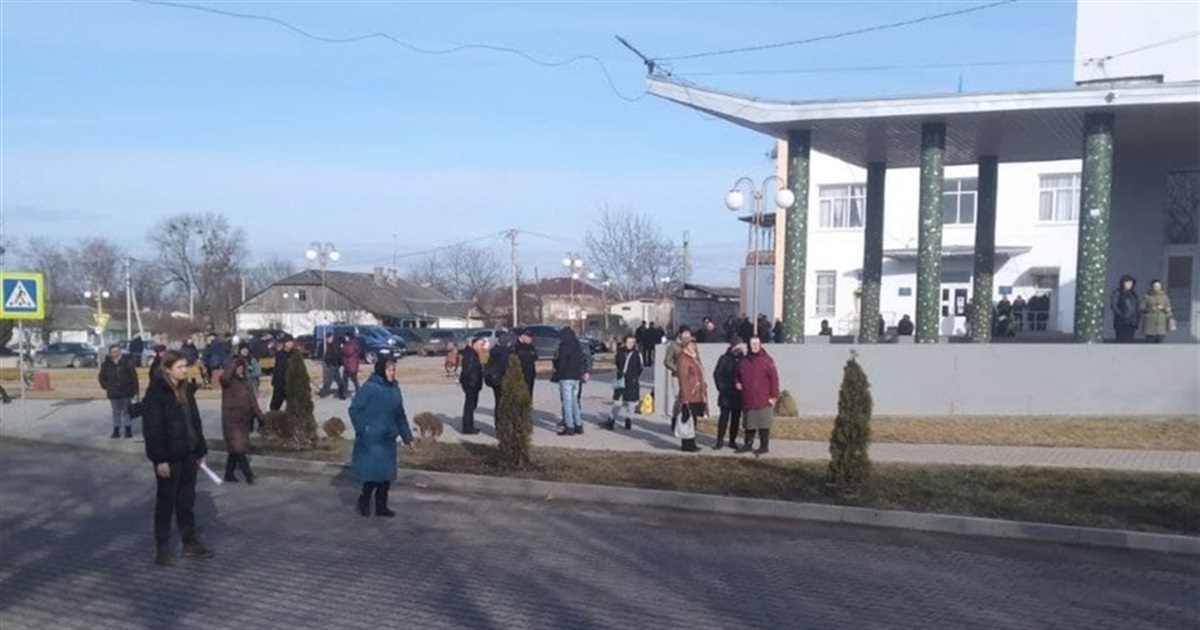 У Сатанові жінки перекривали дорогу та не пускали «круті» машини в напрямку Товтр