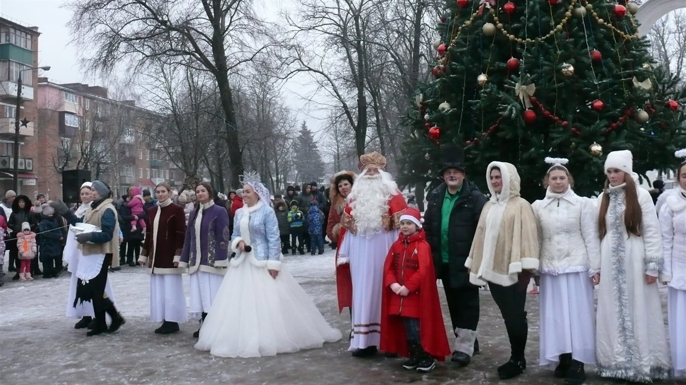 У Білопіллі святковими вогнями засяяла новорічна ялинка