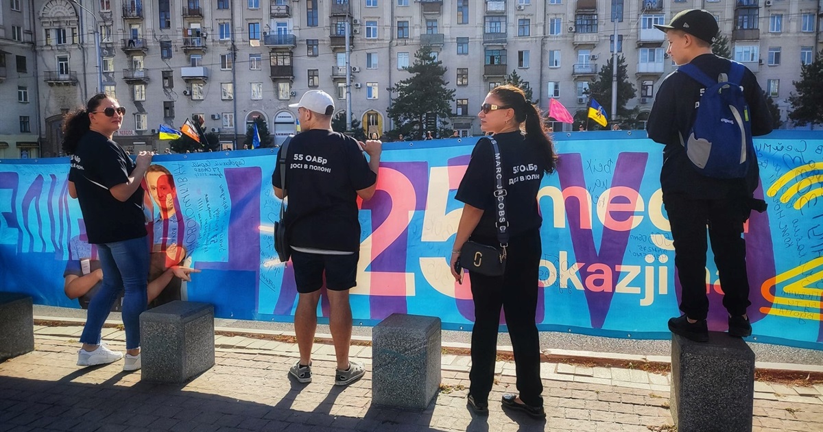 Поки ми ходимо, їмо, їх катують у полоні. У Запоріжжі відбулася акція на підтримку полонених