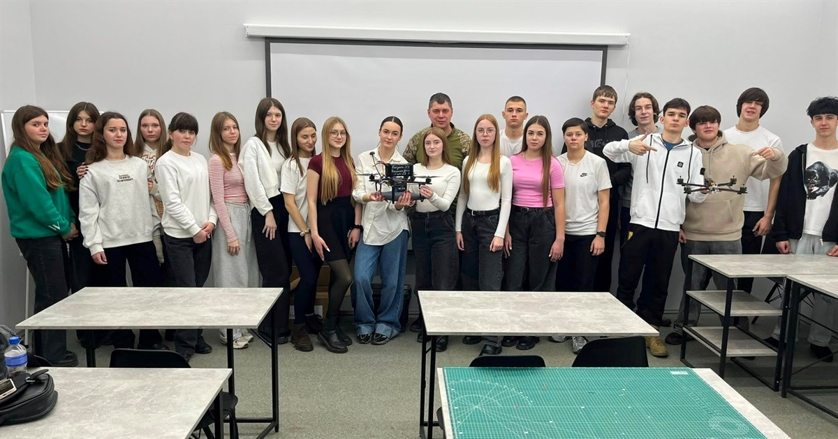 Які часи – такі й забавки у молоді: випускники ліцею №6 зібрали FPV-дрон для Захисників