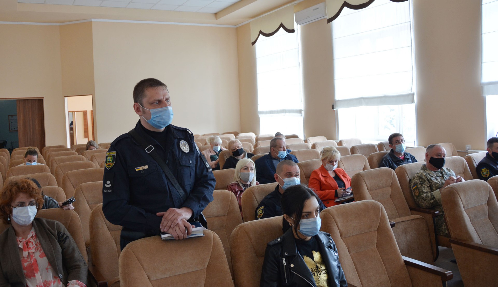 Поліція закликає громадян дистанціюватися та використовувати засоби індивідуального захисту