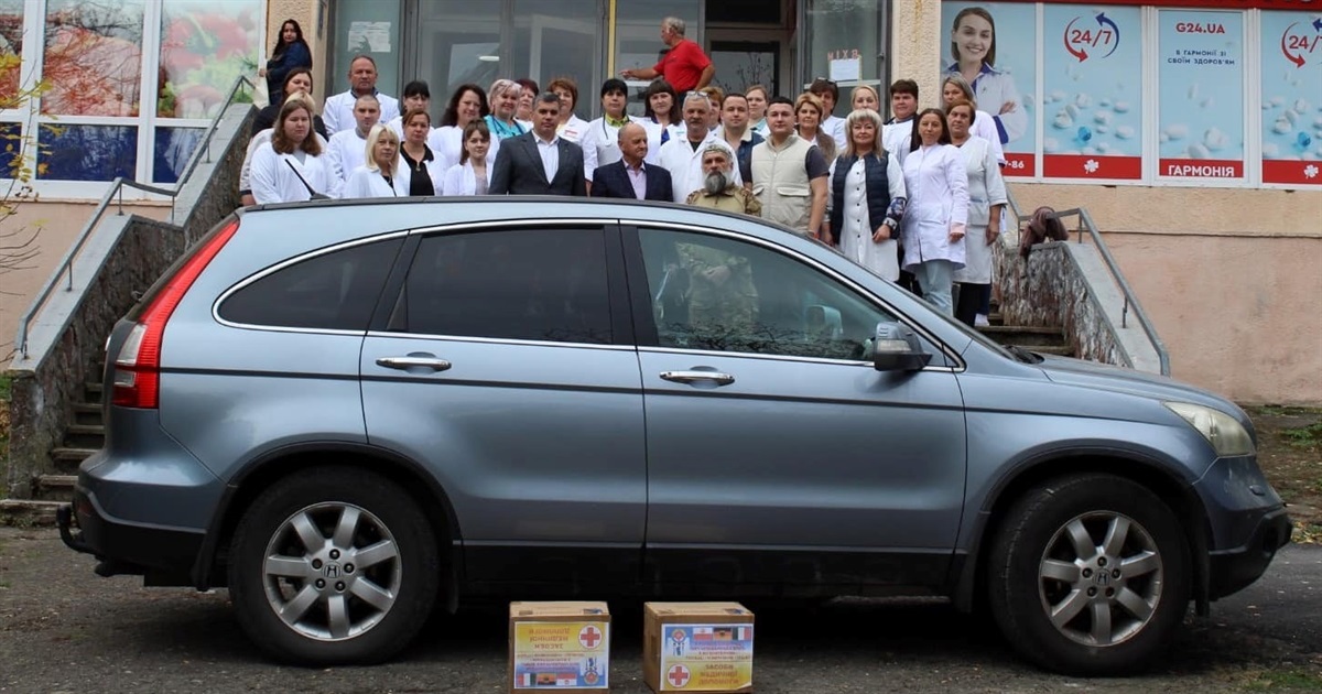 Кіцманські медики передали колезі-захиснику автомобіль