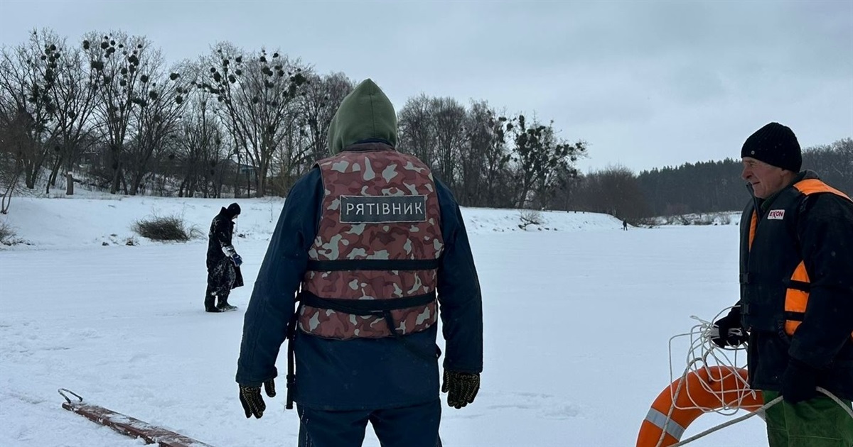 Рятувальники Звягеля тренувалися витягати людей, які провалилися під лід