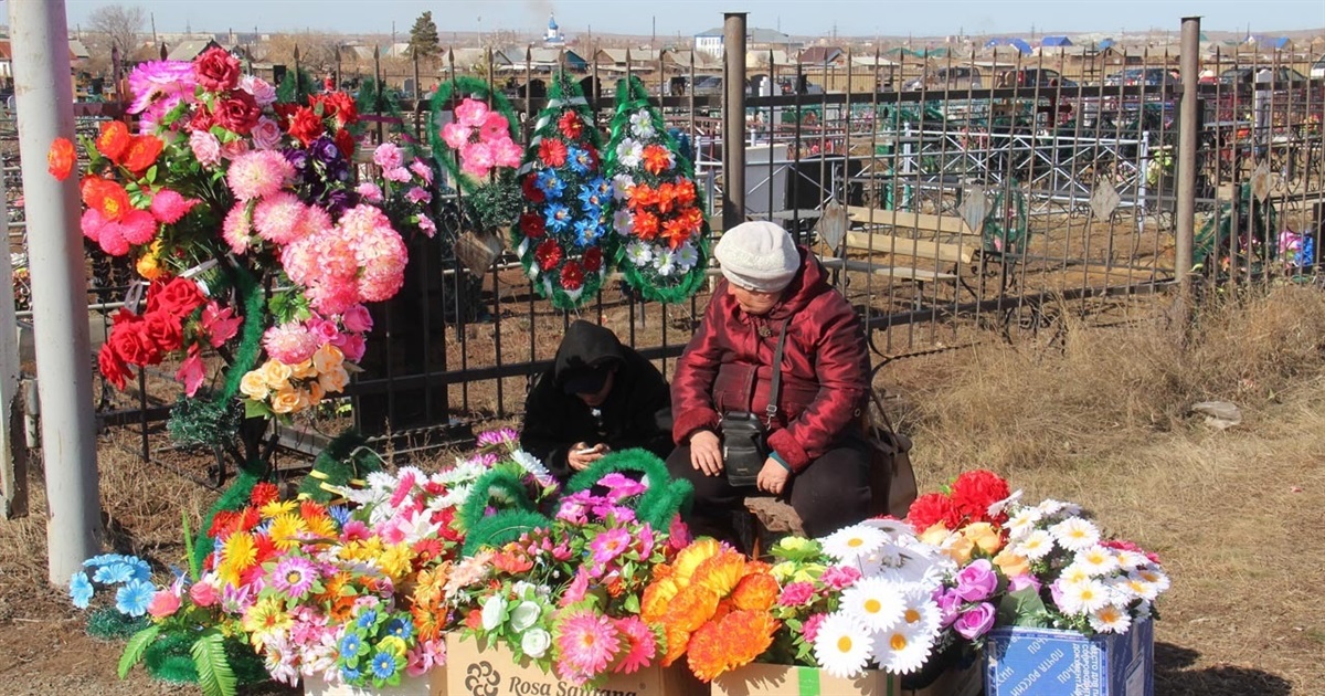 Міськрада проводить опитування серед звягелян щодо обмеження використання ритуального пластику