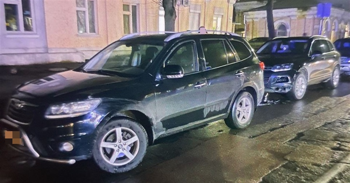У Переяславі біля "Катрусі" зіткнулися Hyundai Santa Fe та Volkswagen Touareg: хроніка поліції