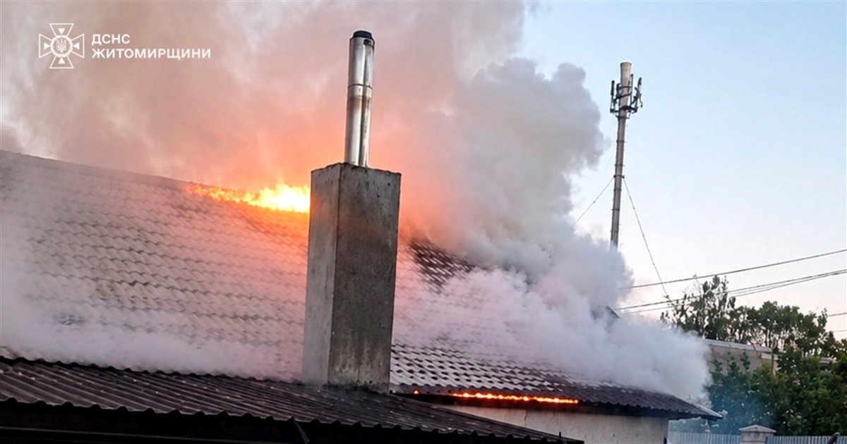 У Звягелі пожежа знищила покрівлю житлового будинку
