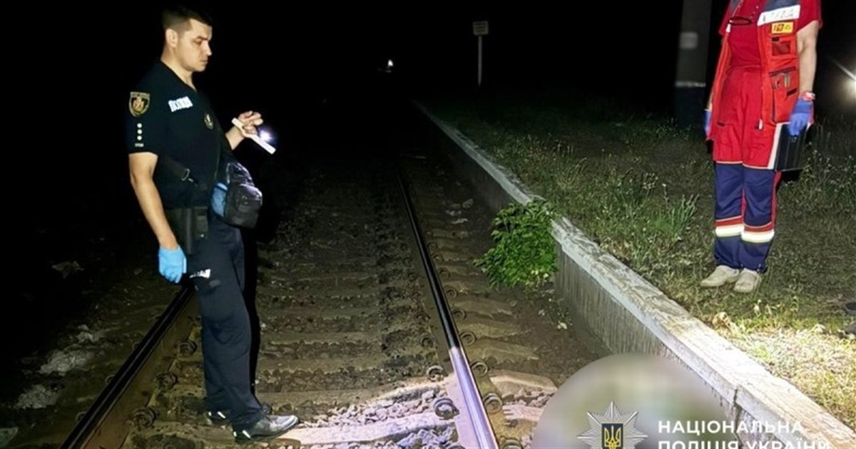 На залізничних коліях вантажний потяг на смерть збив жителя Звягеля