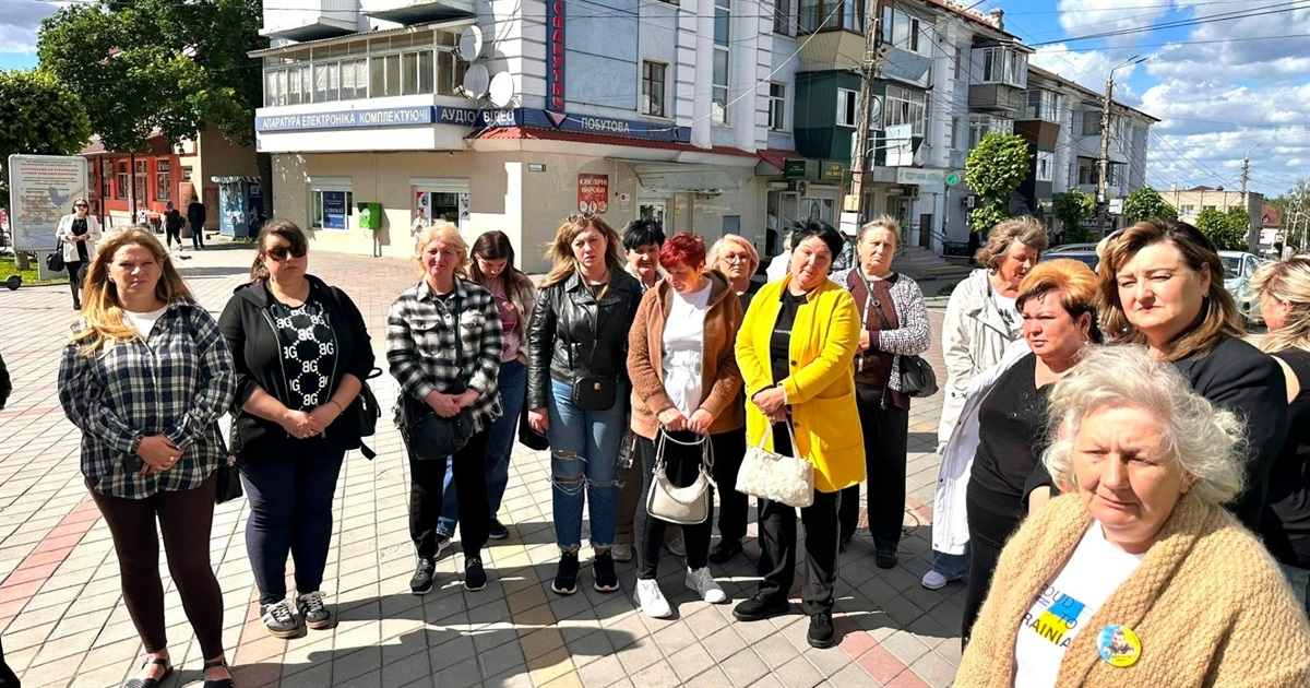 Для родин Захисників зі Жмеринки організували поїздку на виставу в театрі