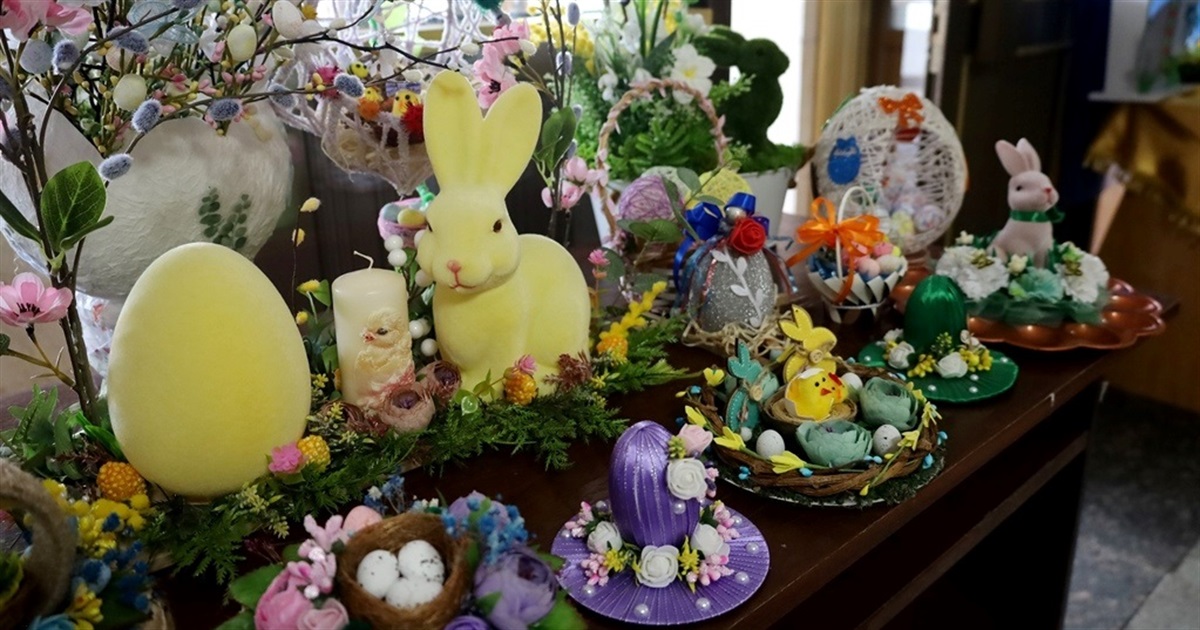 Писанки, зайчики та декоративні композиції: у Звягелі відкрилася дитяча виставка до Великодня