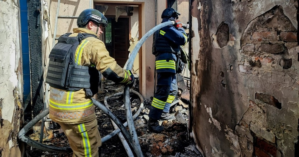 Поки рятувальники гасили пожежу в Білопільській громаді, двічі потрапили під ворожий обстріл