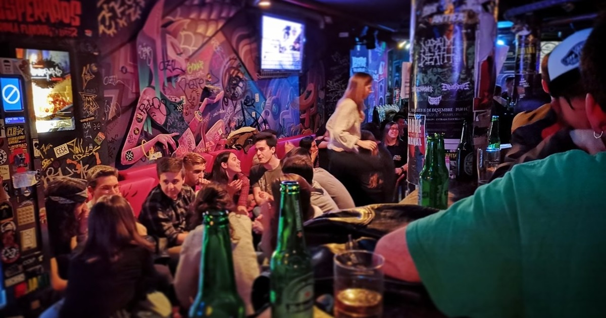 У Барселоні заборонили паб-тури. Туристам загрожують штрафи — що варто знати