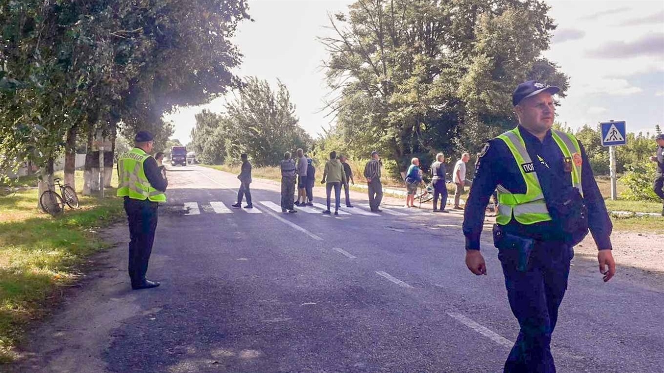 Спинити ваговози: на Кагарличчині виступили проти руху “перегружених” щебневозів через села