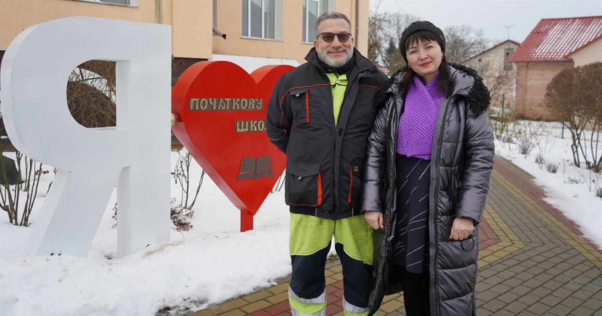 Подарунок від італійців. Меценат з Італії встановлює генератор у Городоцькій початковій школі