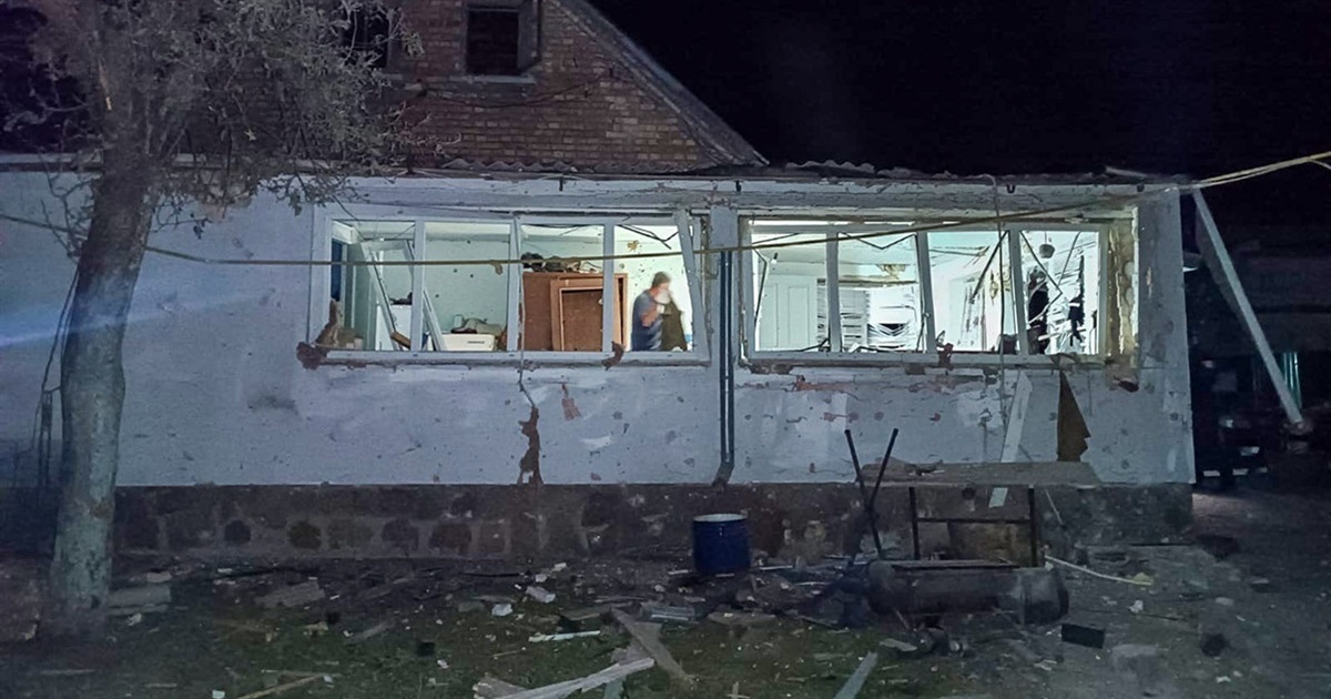 Ворожі атаки з повітря: в селі на Ржищівщині пошкоджено будівлі й поранено чоловіка