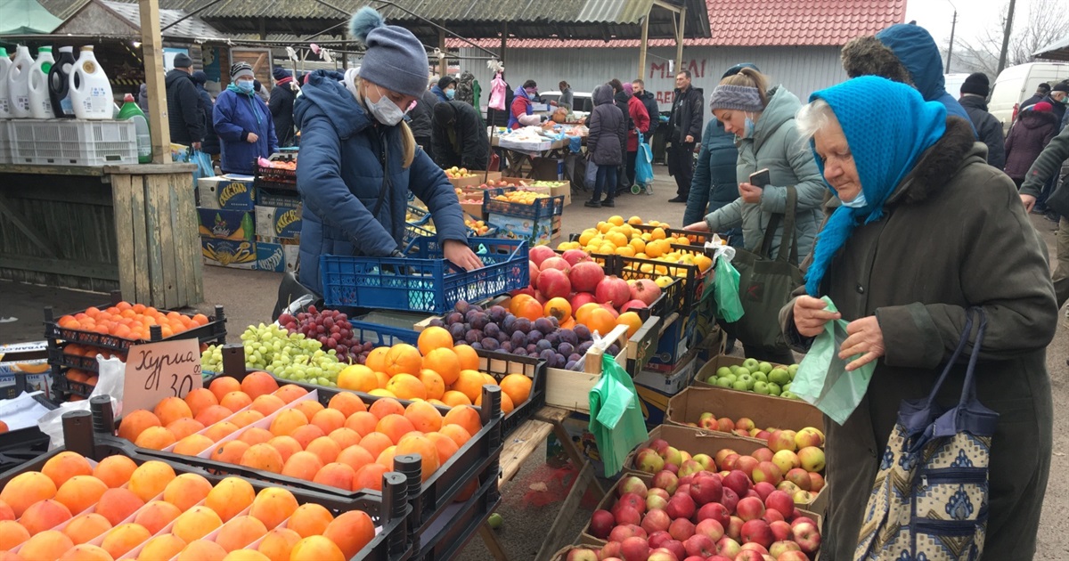 Ціни на м’ясо скидали, аби продати. А за фруктами – черги. Репортаж з базару