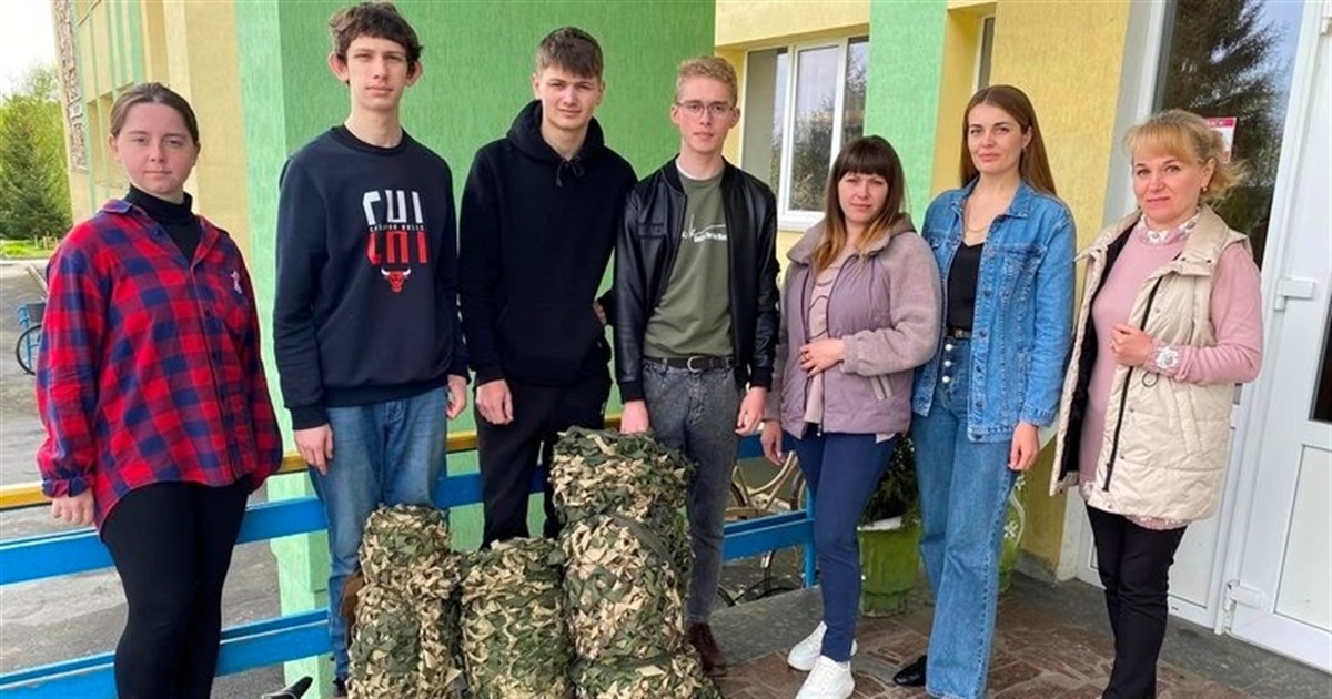 Вчителі та учні з батьками ліцею на Звягельщині плетуть маскувальні сітки для військових