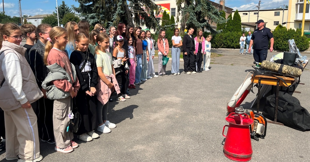 Барські рятувальники провели бесіду для дітей, а діти їм влаштували танцювальне шоу