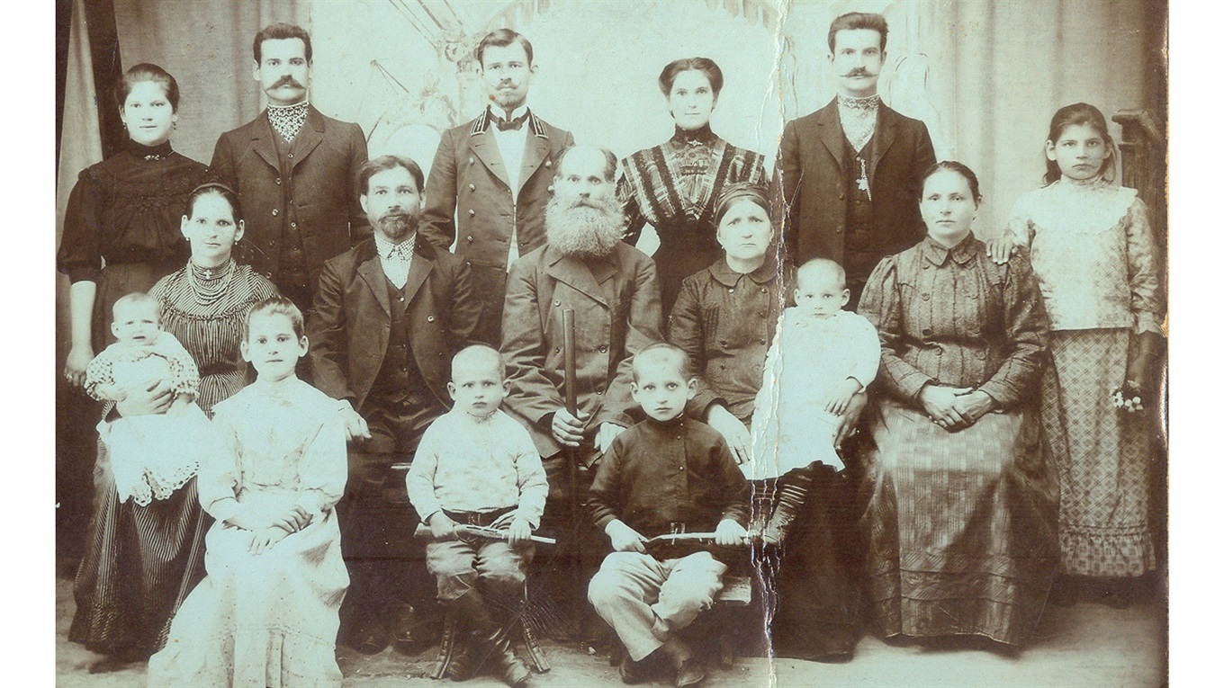 Історія фотографії. Жителька Переяслава зберігає родинну світлину понад сторічної давнини