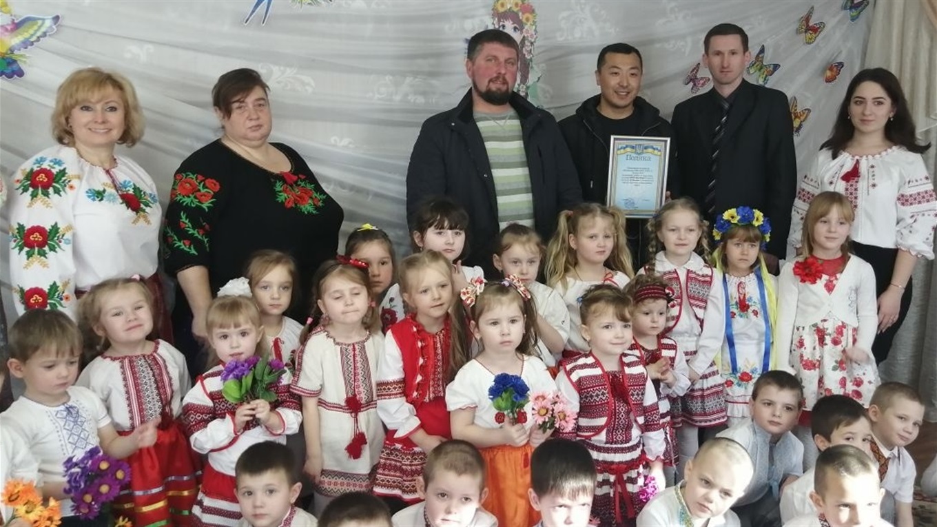 На свято з подарунками: «Еко-Втор» купив ковдри і подушки для НВК № 12
