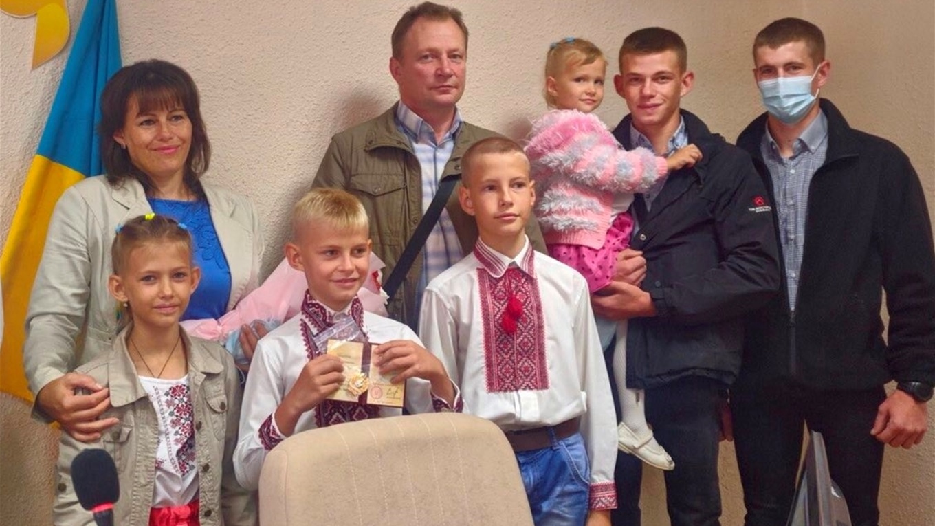 Мати шістьох дітей Валентина Галєнт на сесії міськради отримала відзнаку «Мати-героїня»