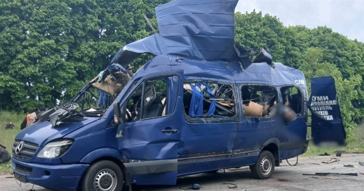 росіяни атакували з БпЛА рейсовий автобус поблизу Білопілля: загинули люди