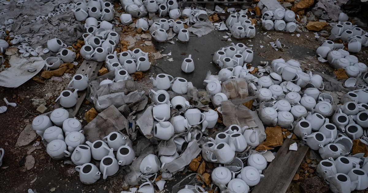 Побитий транспорт, цехи та посуд серед руїн. Як виглядає порцеляновий завод у Дружківці — фото