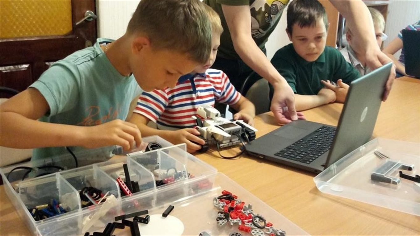 10-летние ребята в Славянске собирают роботов: как им это удается?