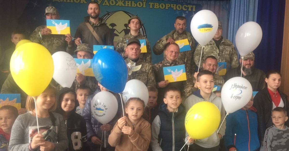 «Щоб ЗСУ повернулися додому!» У Переяславі діти подарували військовим зворушливі листівки