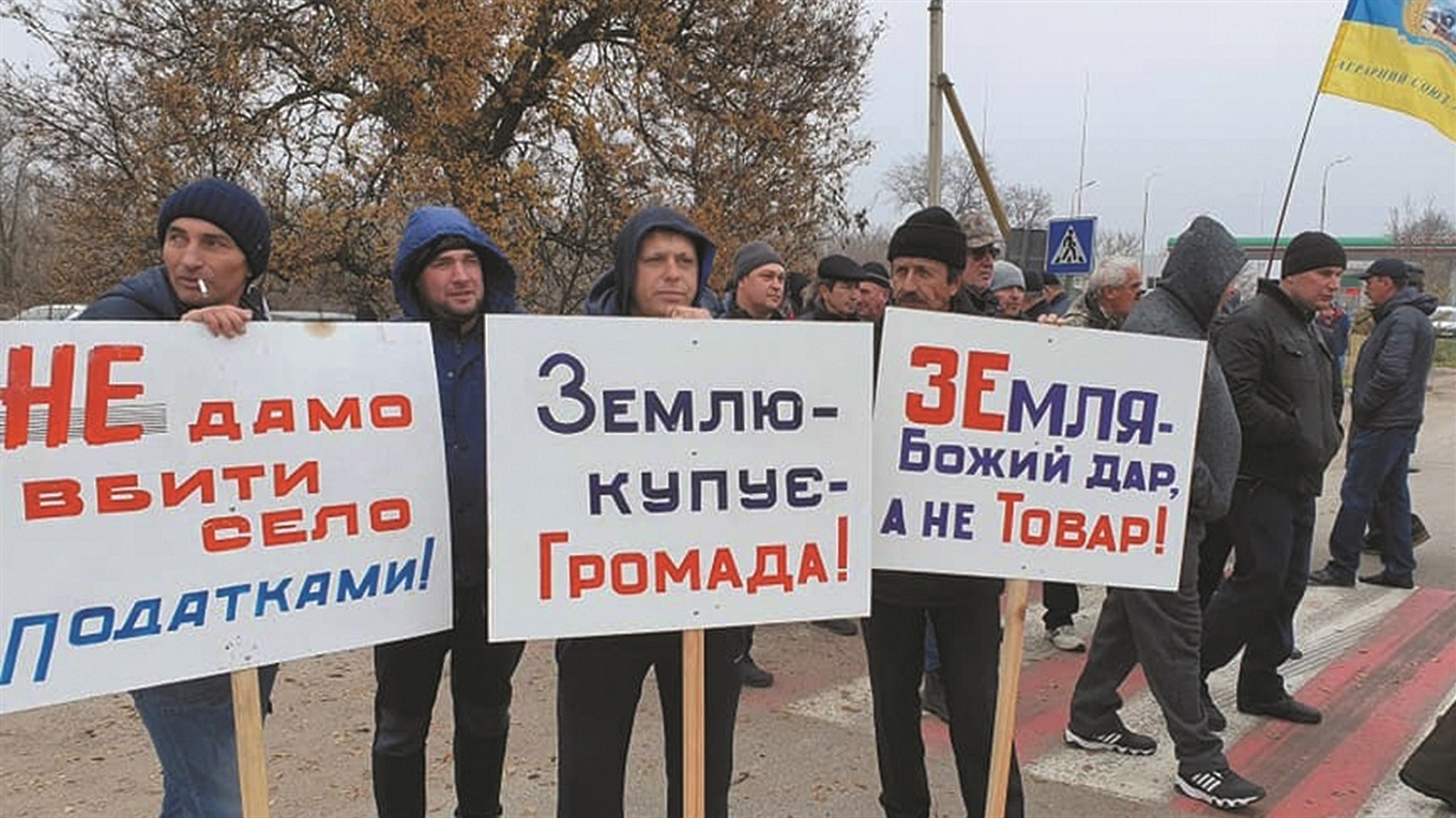 Перекрили трасу: аграрії з усієї області поблизу Мелітополя протестували проти продажу землі
